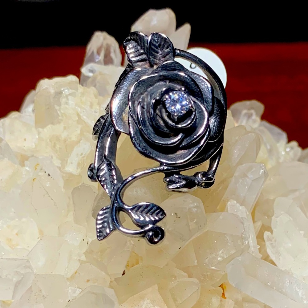 Ellaborate rose and quartz ring